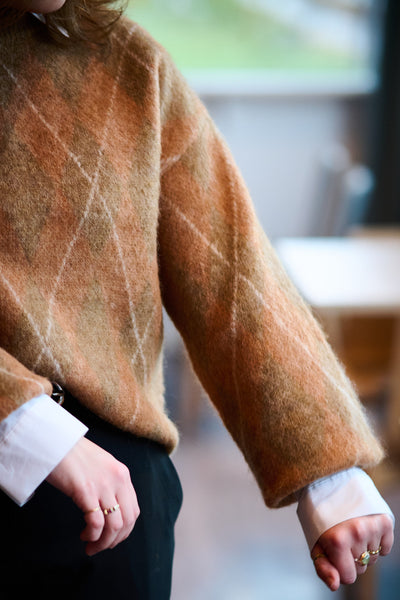 Lulu Brushed LS Argyle Knit O-Neck - Golden Brown