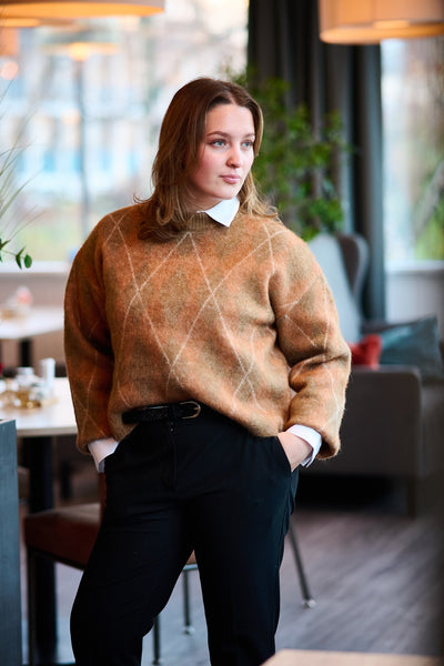 Lulu Brushed LS Argyle Knit O-Neck - Golden Brown