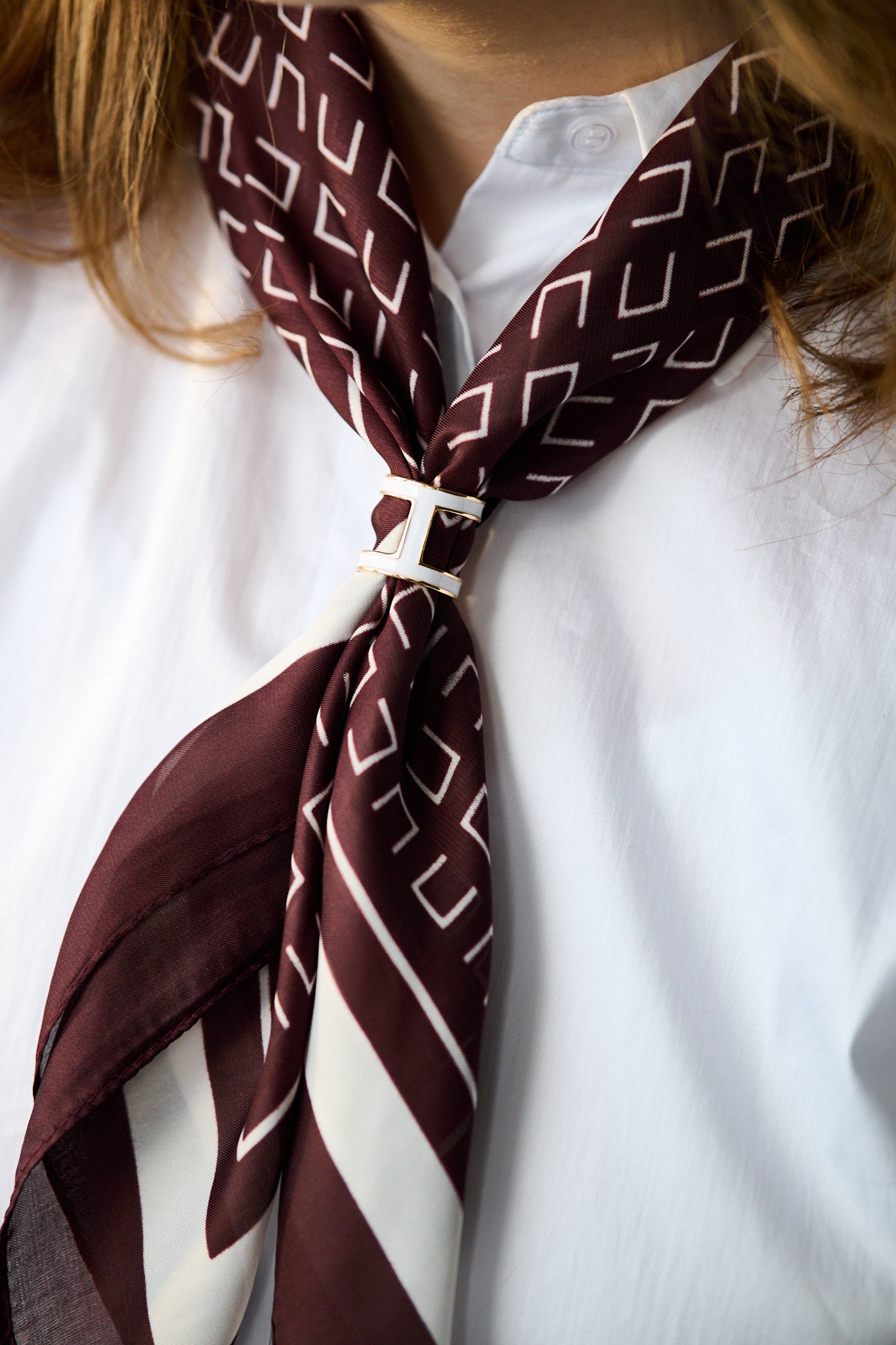 Skjerfring "H" - Hvit