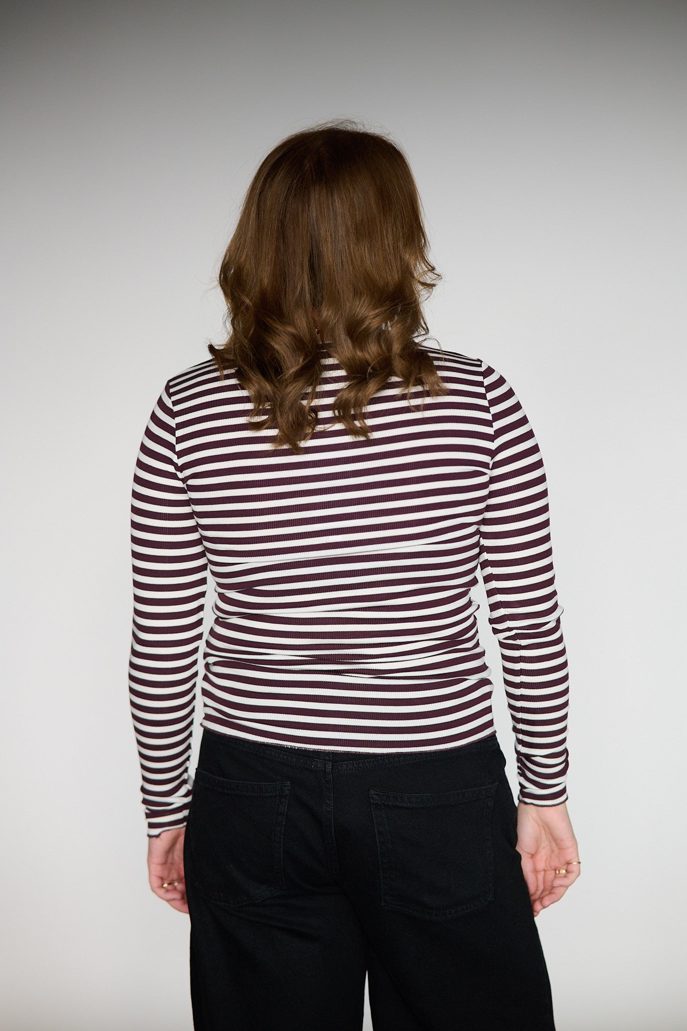 Ika 11 - White/Burgundy Stripe