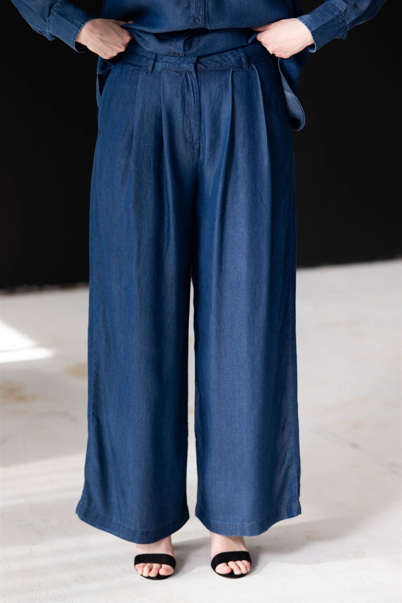 Janna HW Pleated Chambray Pant Dark Blue