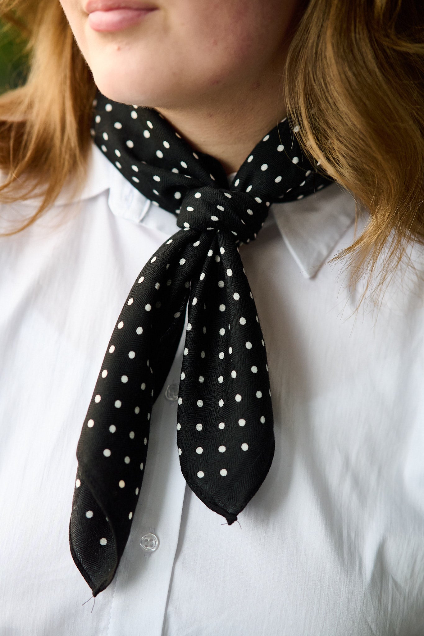 Skjerf m/prikker 65x65 - Sort