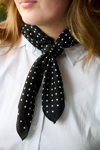 Skjerf m/prikker 65x65 - Sort