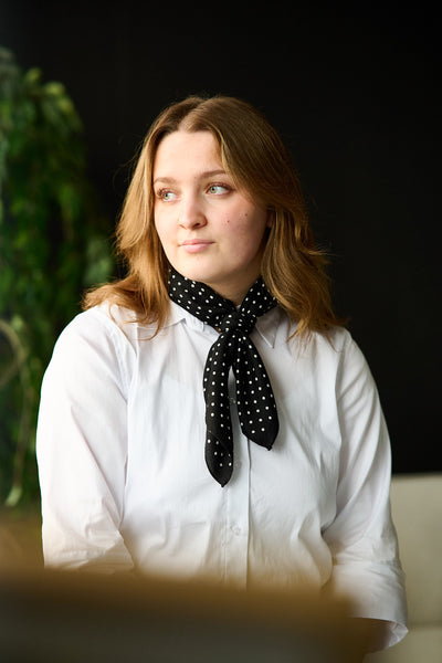 Skjerf m/prikker 65x65 - Sort